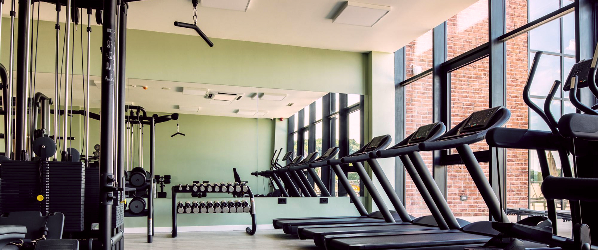 изображение Фитнес-клуба, с беговыми дорожками, стелажем с гантелями и тренажёрами